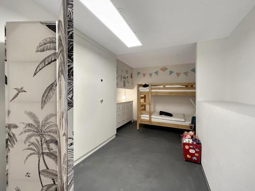 Двухъярусная кровать или двухъярусные кровати в номере Plein Coeur de la Vieille Ville de Sion