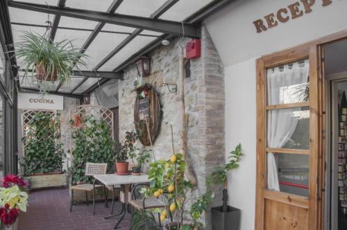 a patio with a table and some plants at Il Vecchio Mulino in Volterra
