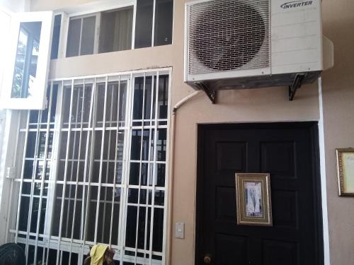 a house with a window and a air conditioner at Hotel Casa de Don Francisco in Flores