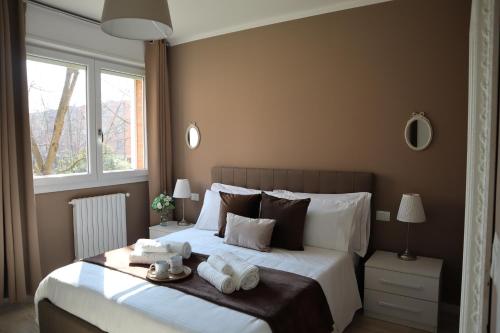 - une chambre avec un lit et 2 serviettes dans l'établissement A Casa Tua, à Bologne