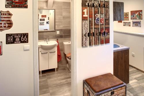 een badkamer met een toilet en een wastafel bij Motel Route66 