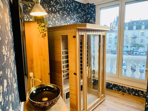 a bathroom with a bowl sink and a window at Nos studios au centre ville à Dole in Dole