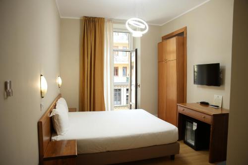 una camera d'albergo con letto e finestra di Hotel Montevecchio a Torino