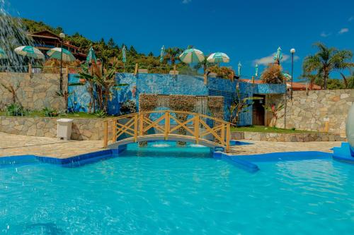 a bridge over the water in a pool at Águas de Palmas Resort in Governador Celso Ramos