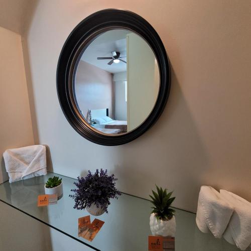 a mirror on a wall above a glass table at Hotel Cali Blvd. in Guadalupe
