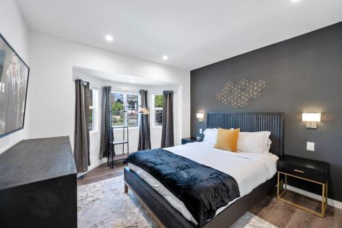 a bedroom with a large bed with a black wall at Art Deco Townhouse in the Heart of Hollywood in Los Angeles