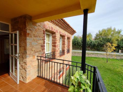 einem externen Blick auf ein Haus mit einem Balkon in der Unterkunft Casa Rural Cuevas de Longarza 
