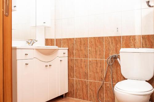 łazienka z toaletą i umywalką w obiekcie Явор w mieście Trjawna