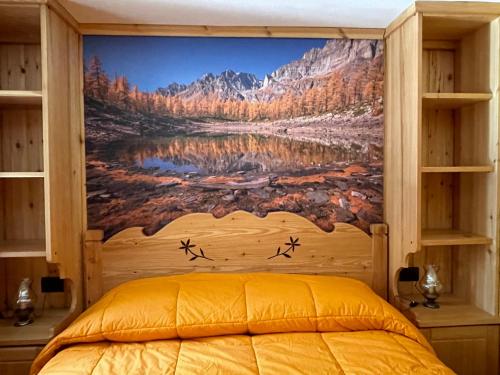 um quarto com uma pintura na parede por cima de uma cama em I Larici - Appartamento per sognare em Alpe Devero