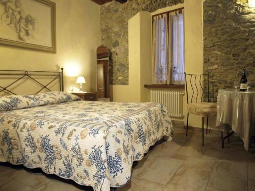 Un dormitorio con una cama y una mesa. en Pietre di Mare, en Monterosso al Mare