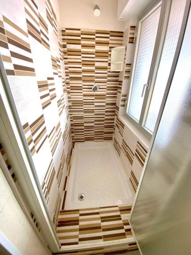 a walk in shower in a bathroom with a window at Residence Hotel Felix in Ricadi