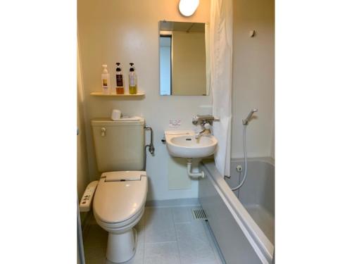 La salle de bains est pourvue de toilettes et d'un lavabo. dans l'établissement Business Hotel Lupinus - Vacation STAY 55814v, à Takamatsu