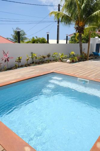 Kolam renang di atau dekat dengan EBENE