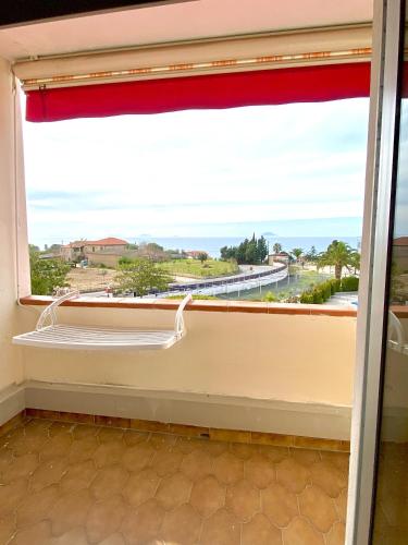 a window seat with a view of the ocean at Residence Hotel Felix in Ricadi