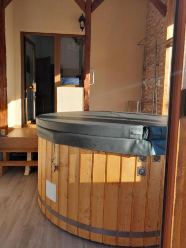 een tonvormige keuken met daarop een tafel bij Casa Eldorado in Sovata