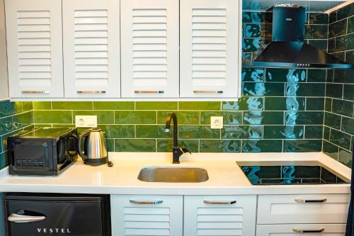 Kuchyň nebo kuchyňský kout v ubytování Cihangir VAV Suites