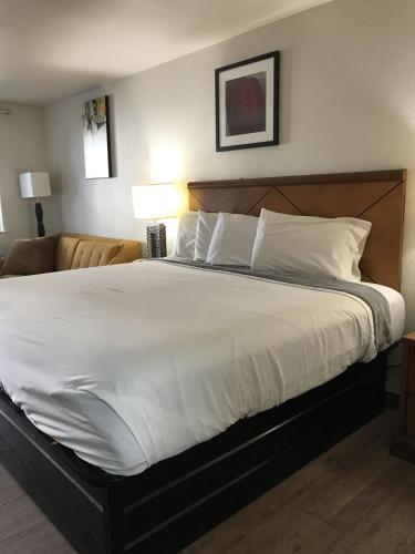 a large bed in a hotel room at Cedar Creek Inn in Bertram