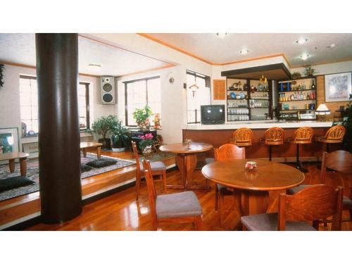 Iida的住宿－Pals Inn Raicho - Vacation STAY 74693v，一间在房间内配有桌椅的餐厅