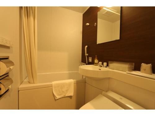 y baño con lavabo, aseo y espejo. en IyashinoYado Akariya - Vacation STAY 74775v, en Kanayama