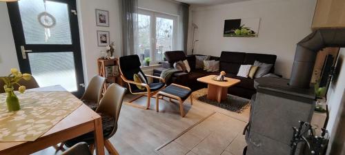 uma sala de estar com um sofá e uma mesa em diemelseeholiday romantisches Ferienhaus im Sauerland Nähe Willingen Winterberg em Diemelsee