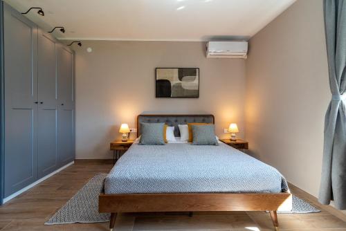 um quarto com uma cama e duas lâmpadas em duas mesas em Studio Smokvica em Okrug Gornji