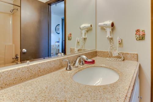 La salle de bains est pourvue d'un lavabo et d'un miroir. dans l'établissement Pirates Bay A204, à Fort Walton Beach