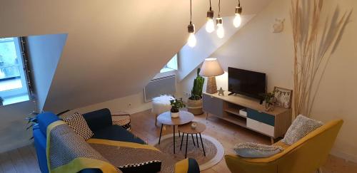 een woonkamer met een bank en een tv bij Appartement de charme Amboise in Amboise