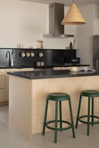 Una cocina o zona de cocina en Drift Palm Springs, a Member of Design Hotels