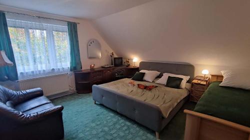 um quarto com uma cama, um sofá e uma cadeira em Holiday Home Moldava em Moldava