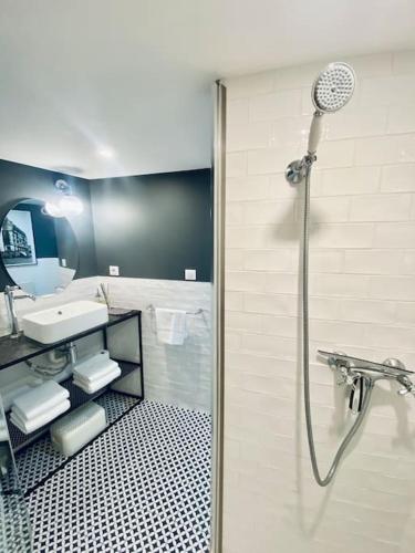 une salle de bain avec douche et lavabo dans l'établissement *Astoria 6* Appart Cosy en plein centre, à Vichy