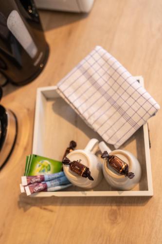 une petite boîte avec de la nourriture sur une table dans l'établissement LE DAUPHIN - Place parking privée gratuit - WIFI et TV, à Saint-Étienne