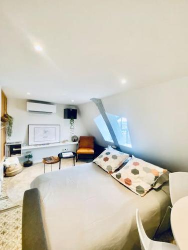 une chambre avec un lit et un salon dans l'établissement *Astoria 6* Appart Cosy en plein centre, à Vichy