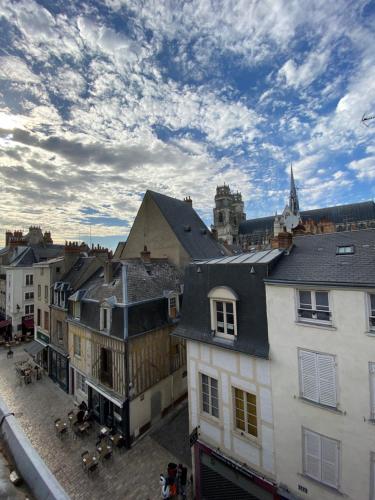un groupe de bâtiments dans une ville à ciel nuageux dans l'établissement Orléans Centre Historique - Bourgogne/Cathédrale, à Orléans