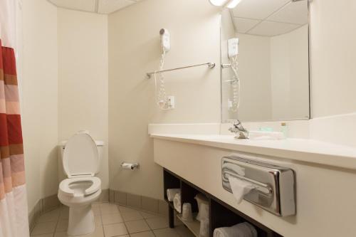 Ванная комната в Travelodge by Wyndham Romulus Detroit Airport