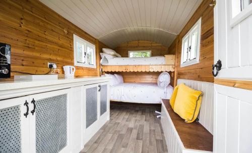 Wildflower Meadow Cabins في Whitington: منزل صغير يحتوي على سريرين بطابقين