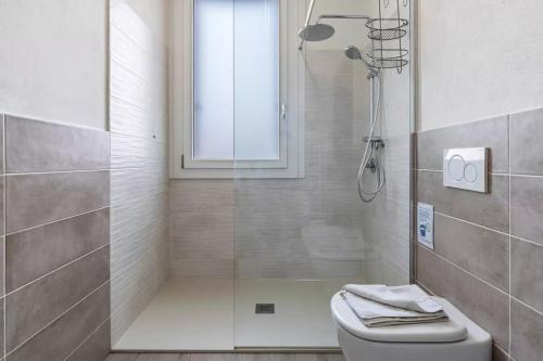uma casa de banho com um chuveiro e um WC. em Il Loft di Vanni em Vicenza