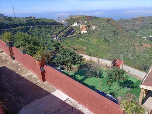 una vista su una collina da un muro con piante di Chalet Ruta El Saucillo a Gáldar