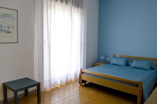 サンタ・クローチェ・カメリーナにあるVilla Cappuzzello Montalbanoのベッドルーム1室(ベッド1台、大きな窓付)