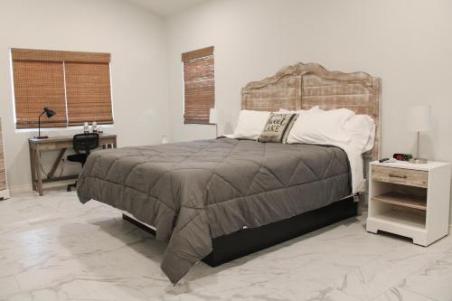 Un pat sau paturi într-o cameră la Fox Hollow Resort