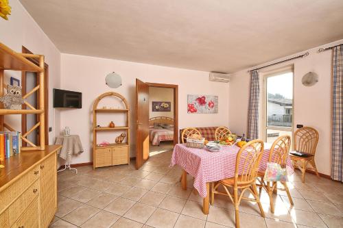 a kitchen and dining room with a table and chairs at Il Colombaro in Salò