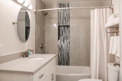 uma casa de banho branca com um lavatório e um chuveiro em Fox Hollow Resort em Graham