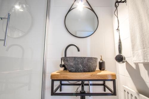 een badkamer met een wastafel en een spiegel bij HOMEFY STUDIO SKY - free PARKING - ELEVATOR - DESK - NETFLIX in Essen