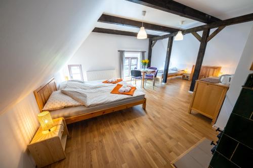 1 dormitorio con 1 cama y 1 mesa en una habitación en Żywkowo Bocianie Gospodarstwo Rolne, en Górowo Iławeckie