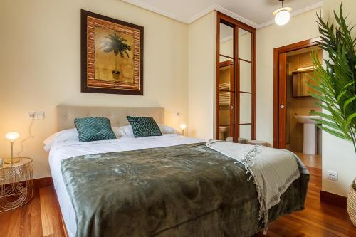 um quarto com uma cama grande num quarto em Olabeaga apartamento urbano de diseño con wifi em Bilbau