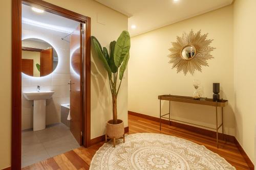 uma casa de banho com um vaso e um lavatório em Olabeaga apartamento urbano de diseño con wifi em Bilbau