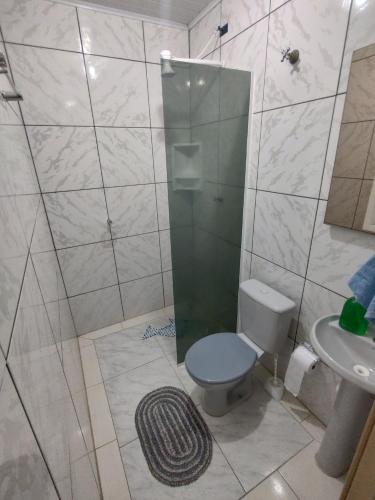 a bathroom with a shower and a toilet and a sink at Apartamento privativo 06 in Blumenau