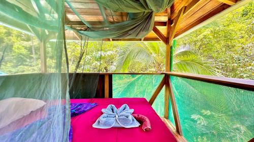 a room with a pink table in a tent at Casa Aire Libre in Puerto Jiménez