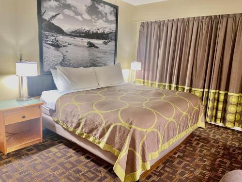 Una cama o camas en una habitación de Super 8 by Wyndham Castlegar BC