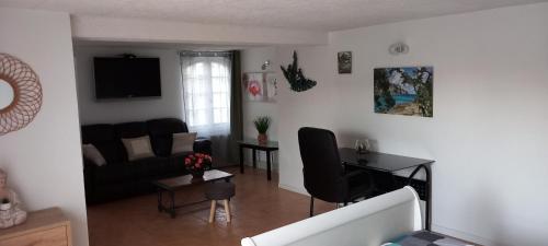a living room with a couch and a table at Belle villa entre la montagnette et les Alpilles in Tarascon