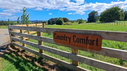 漢密爾頓的住宿－Country Comfort - only 10 minutes from Hamilton CBD，上面有乡村舒适标志的木栅栏
